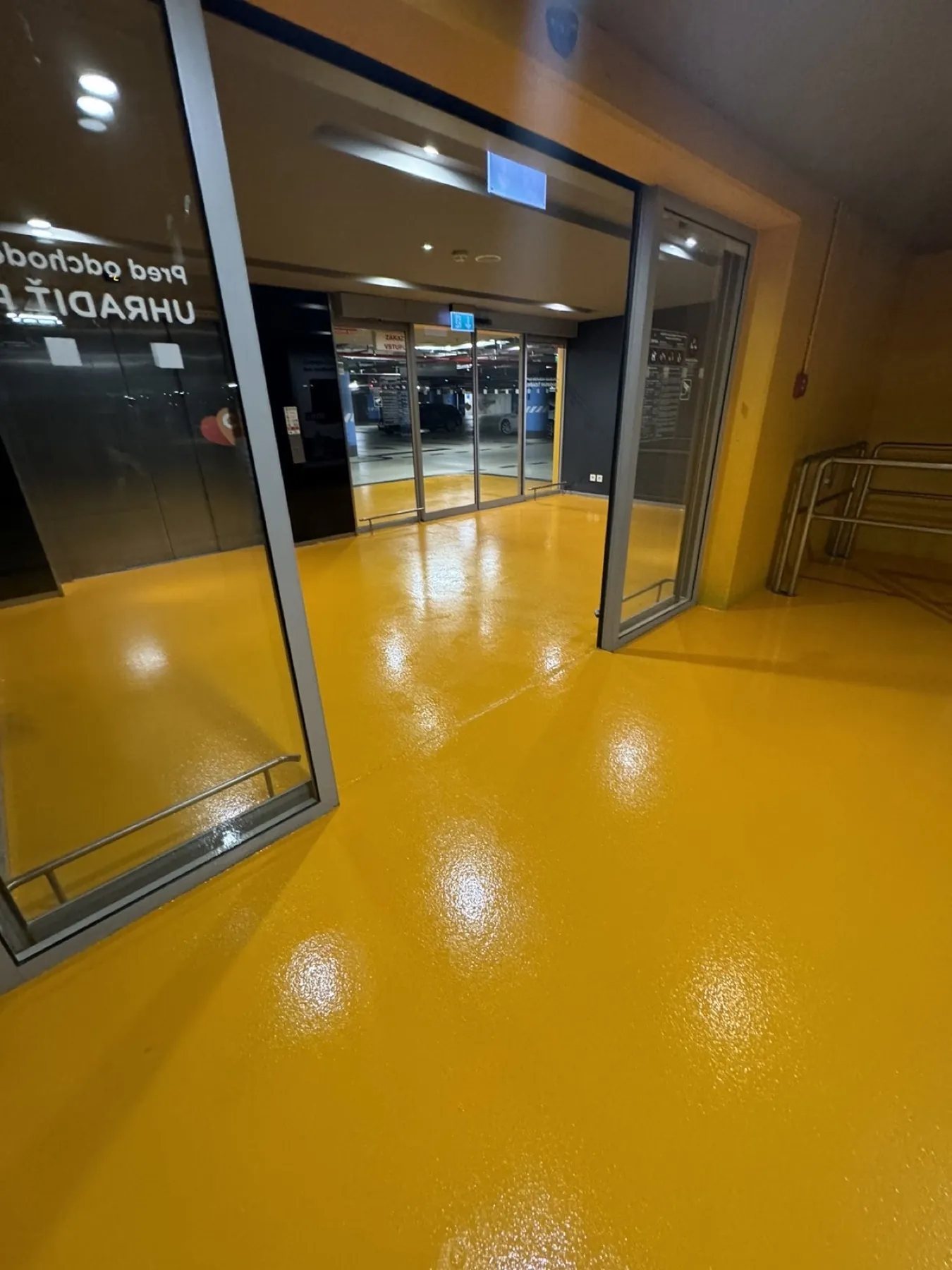 Nákupné centrum — vstup