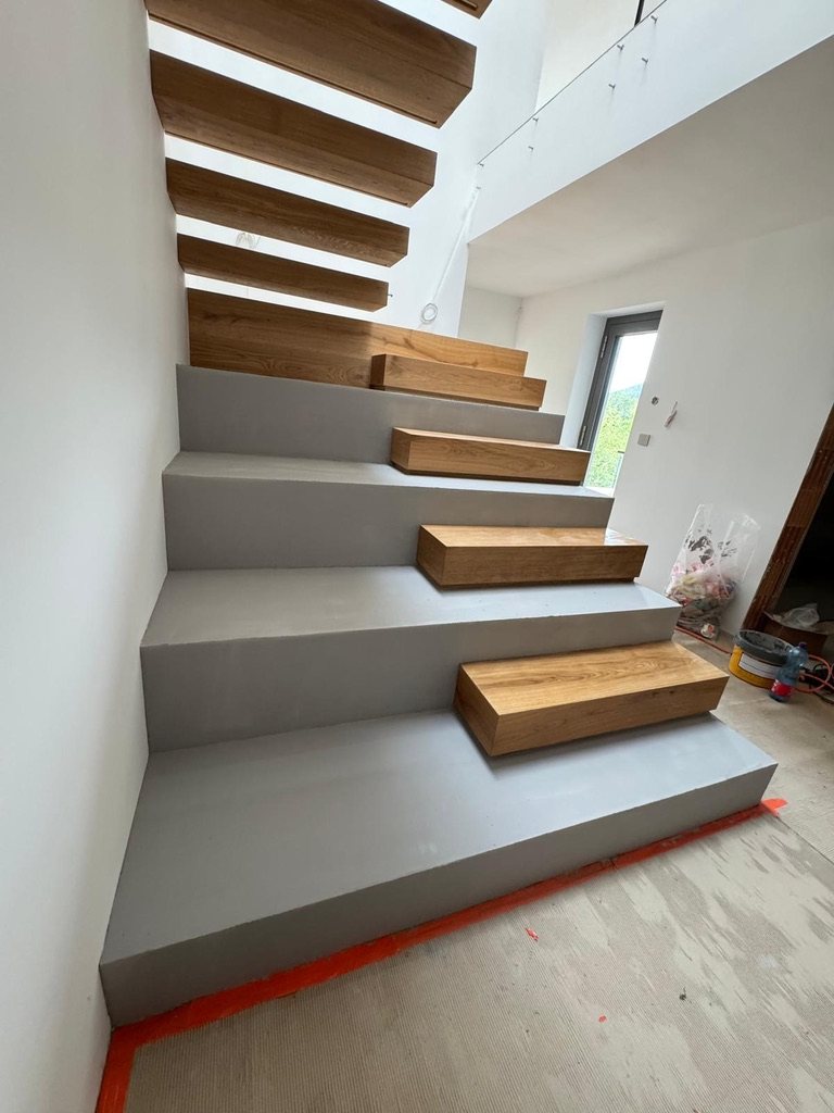 Schodisko — mikrocement v kombinácii s dubom