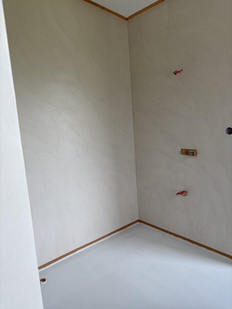 Sprcha — mikrocement na stenách